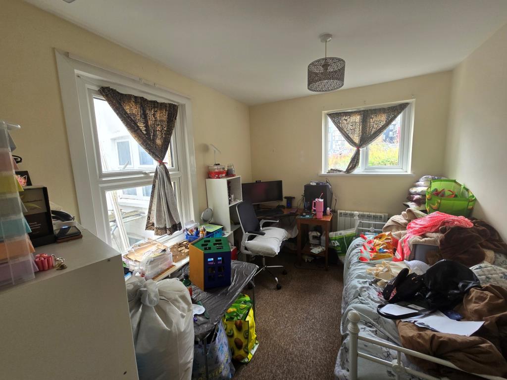 Lot: 83 - FREEHOLD COMMERCIAL AND RESIDENTIAL INVESTMENT - Photo 4 supplied by seller - Bedroom 1 - flat b